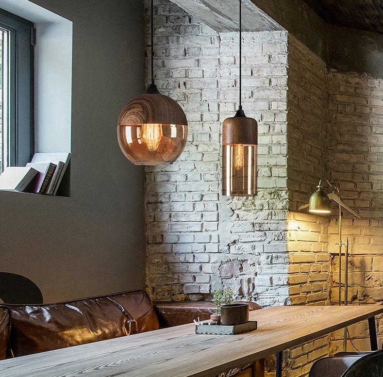 Lumina Nordic kovové LED závěsné svítidlo s dřevěným designem, stínidlo z čajově tónovaného skla a žárovka v ceně | Lersk