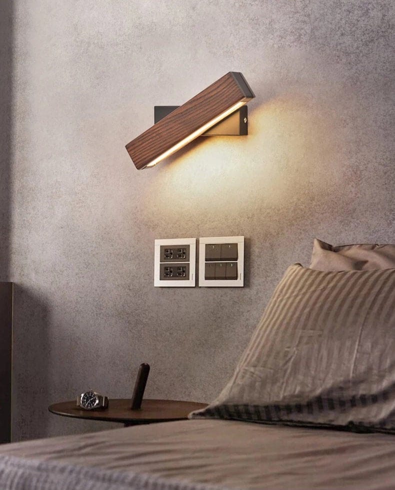 Lampada da parete LED rotante NordiGlow in legno di frassino per comodino | Lersk