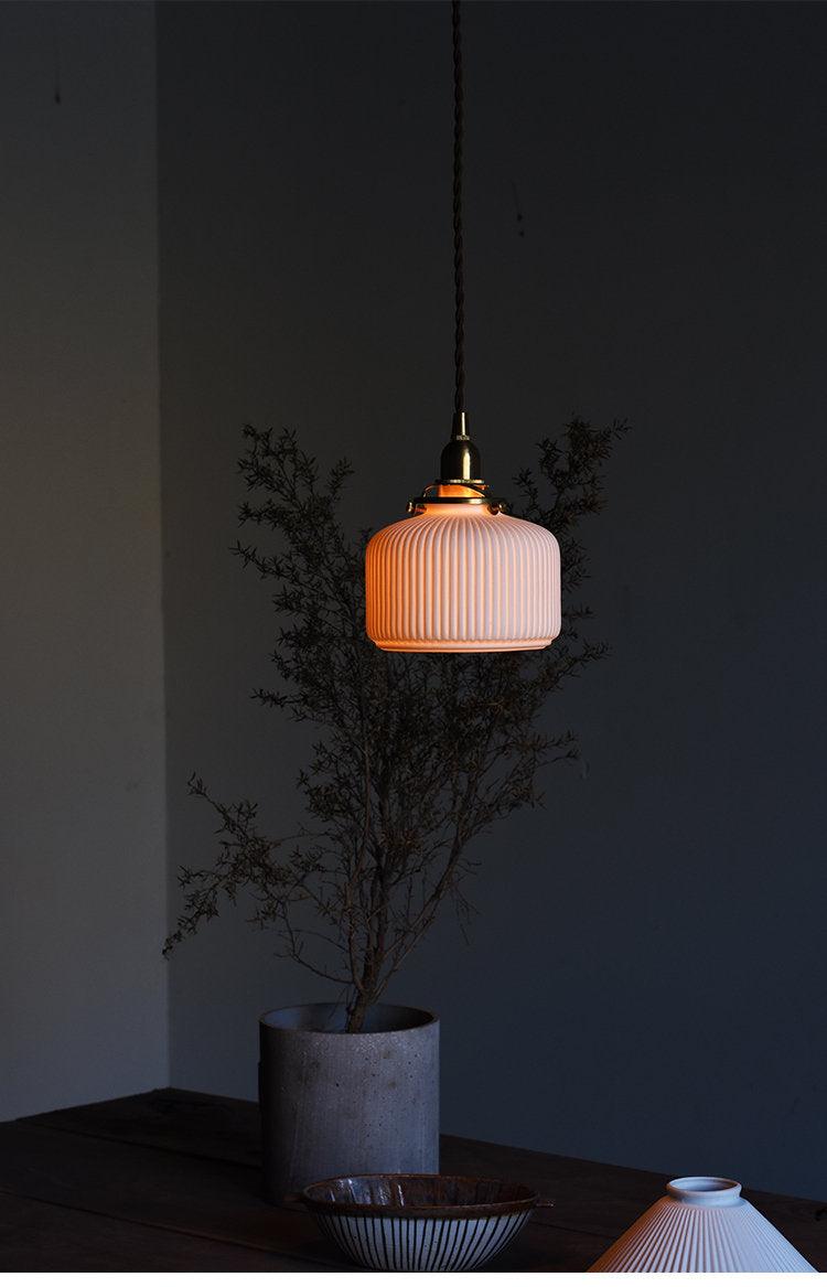 Kazumi | Żebrowana ceramiczna lampa wisząca LED w kształcie japońskiej plisowanej filiżanki, żarówka w zestawie | Lersk