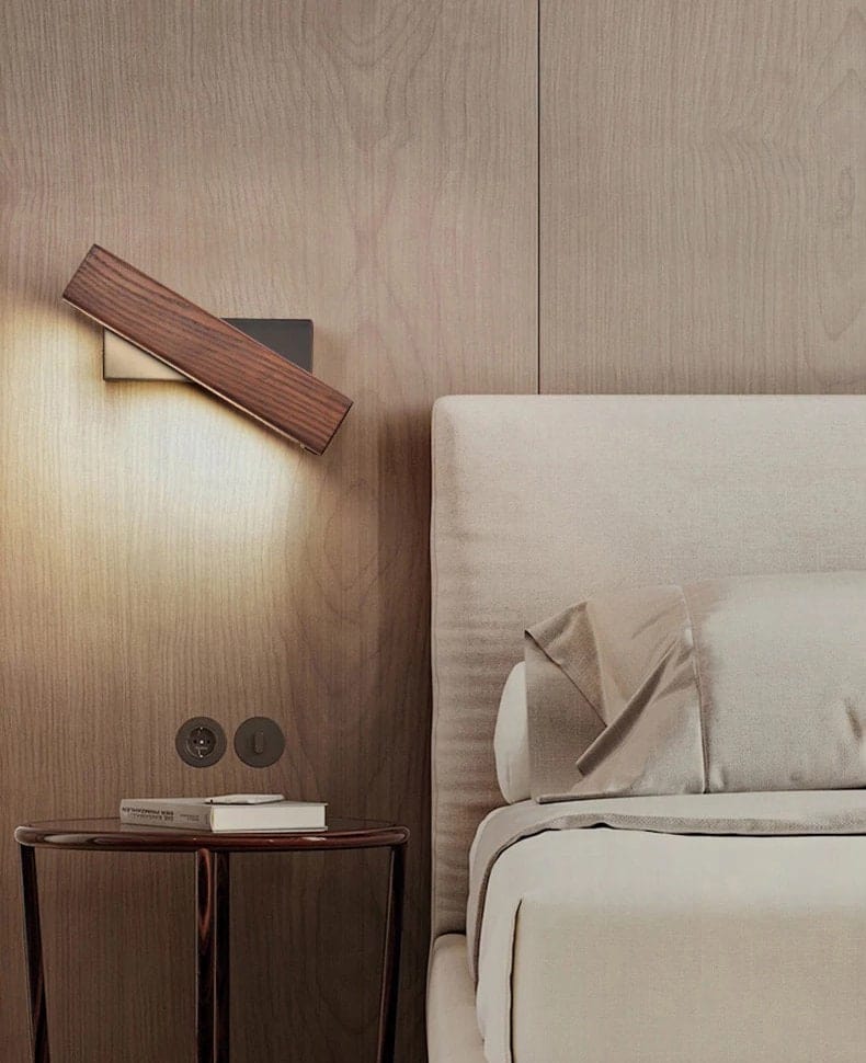 Lampada da parete LED rotante NordiGlow in legno di frassino per comodino | Lersk