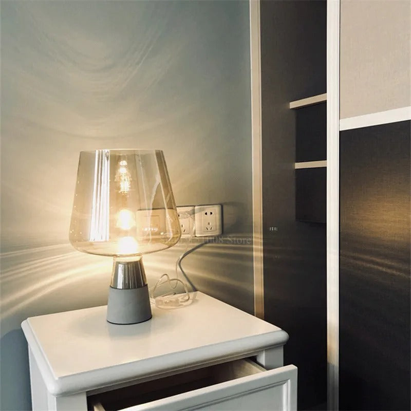 Lumora jantarová skleněná stolní lampa s pevným cementovým podstavcem