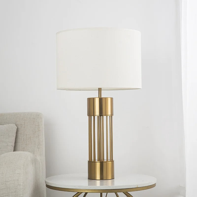 Aurora Nordic stolní lampa z mosazi s lněným stínidlem Měkké světlo | Lersk
