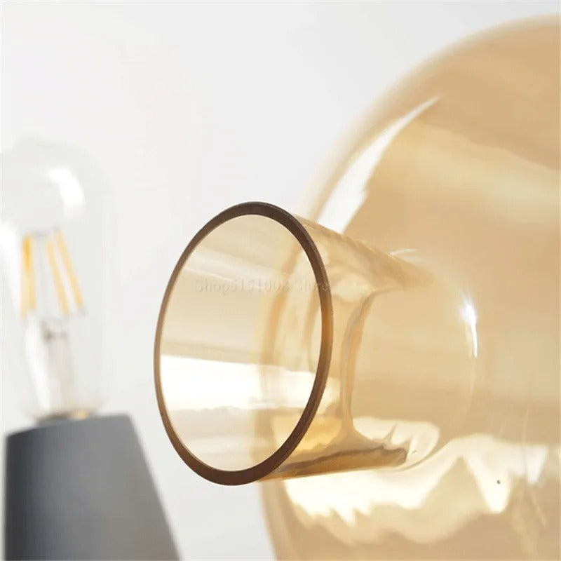 Lumora jantarová skleněná stolní lampa s pevným cementovým podstavcem