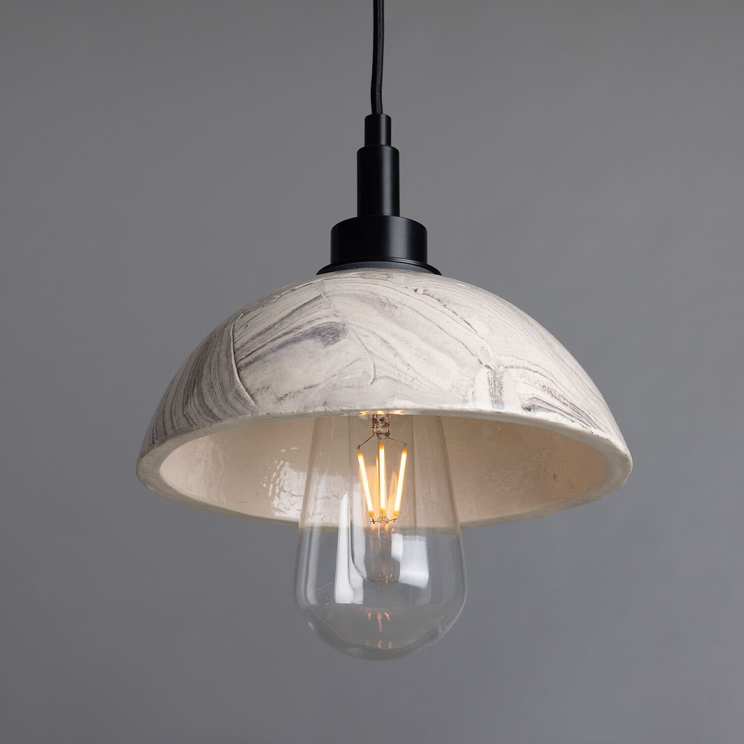 Lampada a sospensione da bagno Ravelle a cupola in ceramica marmorizzata 20cm IP44 | Lersk