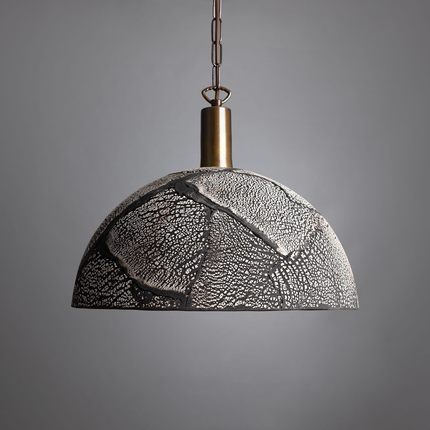 Lampada a sospensione a cupola in ceramica biologica con argilla nera Liora, 37cm | Lersk