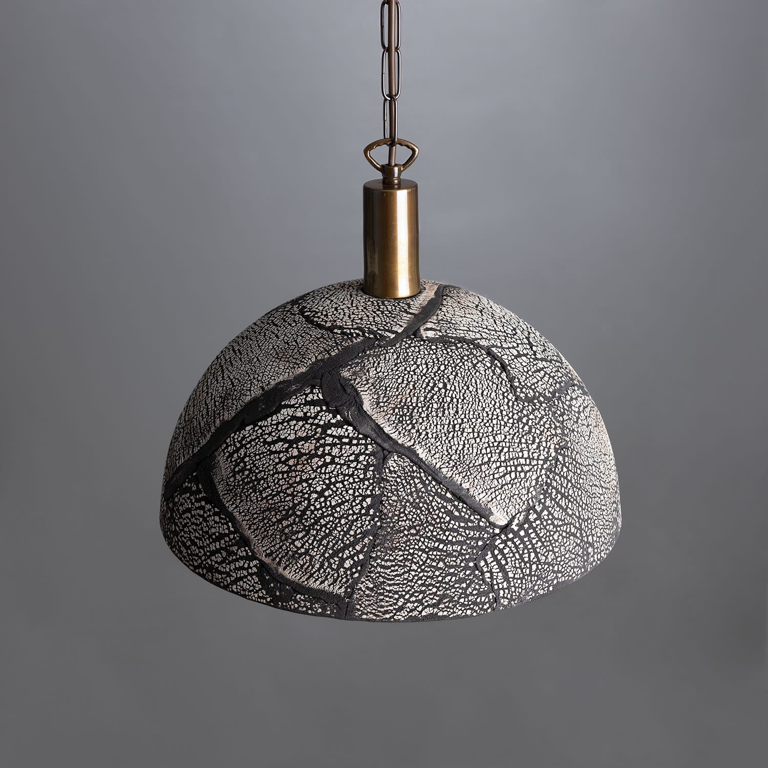 Lampada a sospensione a cupola in ceramica biologica con argilla nera Liora, 37cm | Lersk