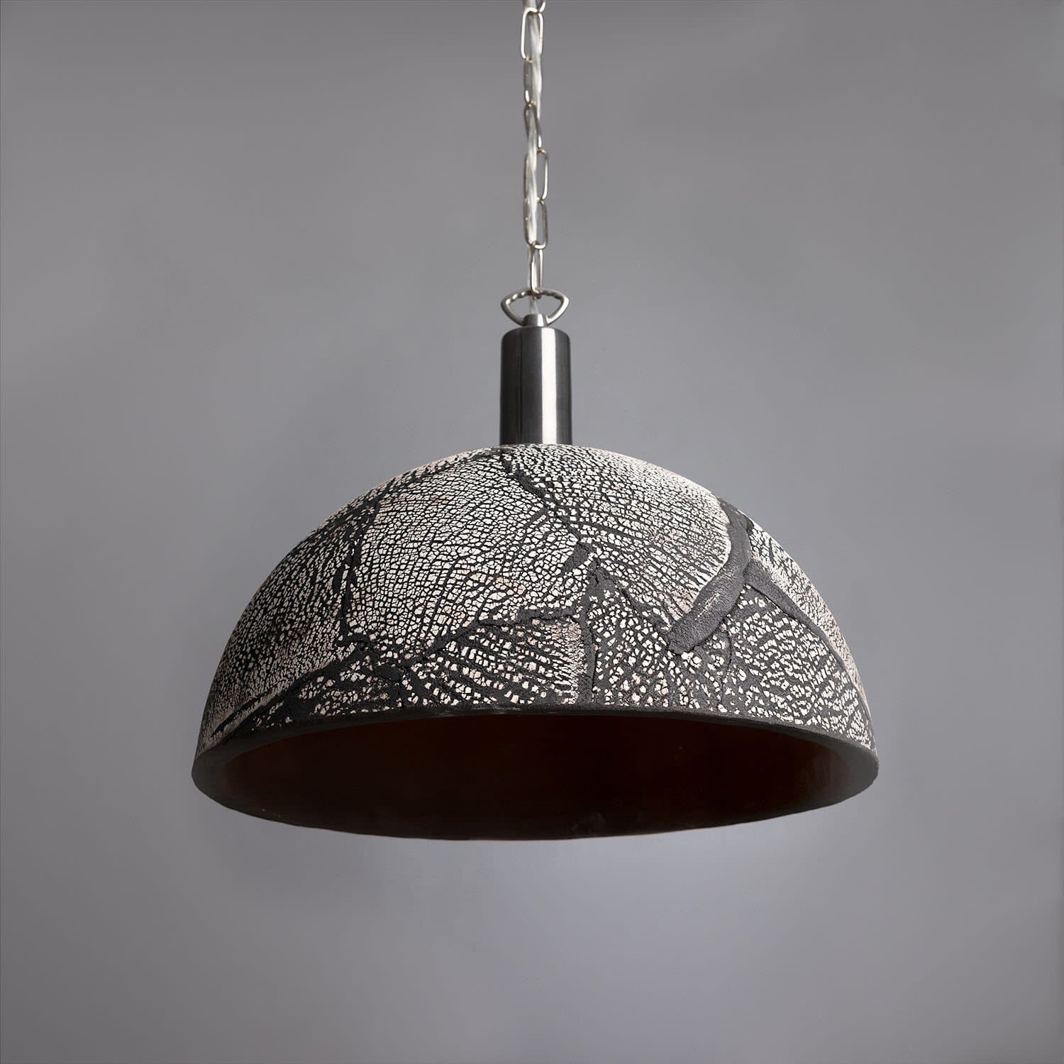 Lampada a sospensione a cupola in ceramica biologica con argilla nera Liora, 37cm | Lersk