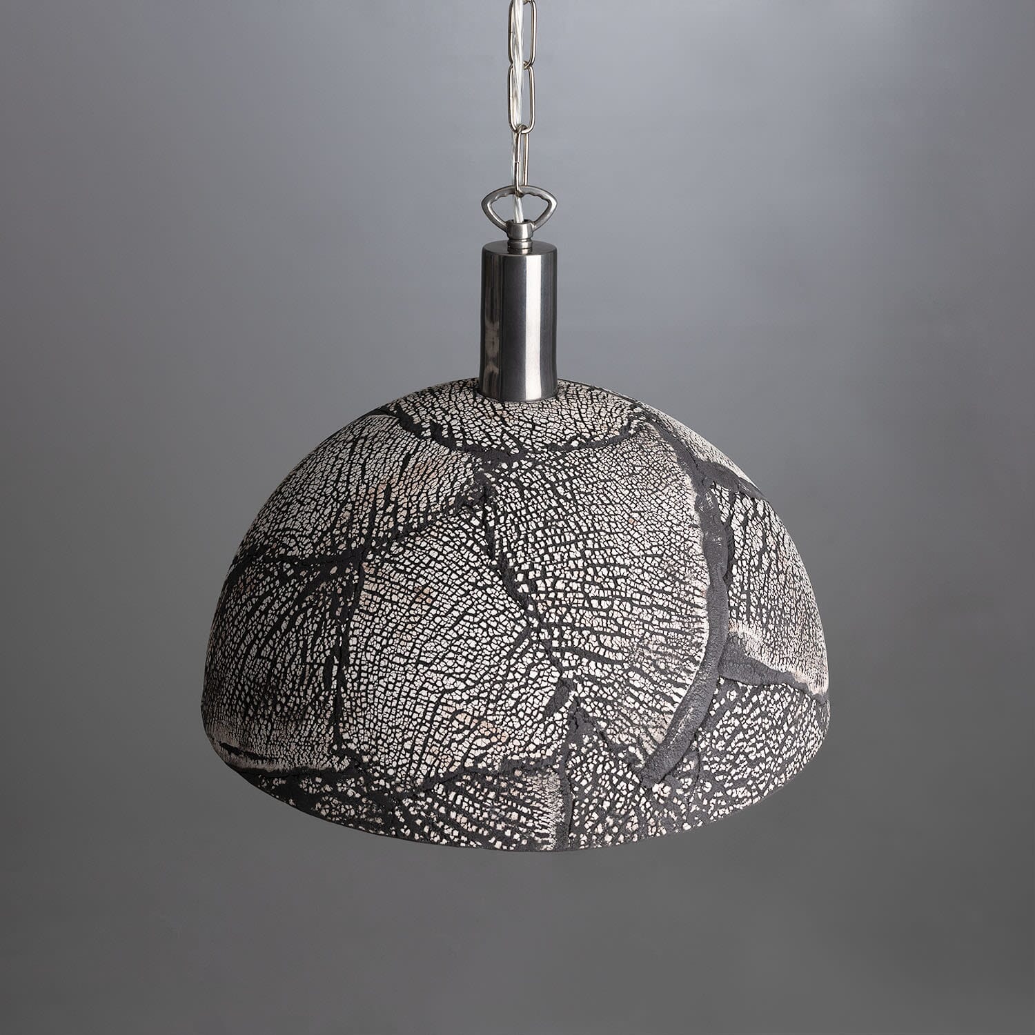 Lampada a sospensione a cupola in ceramica biologica con argilla nera Liora, 37cm | Lersk