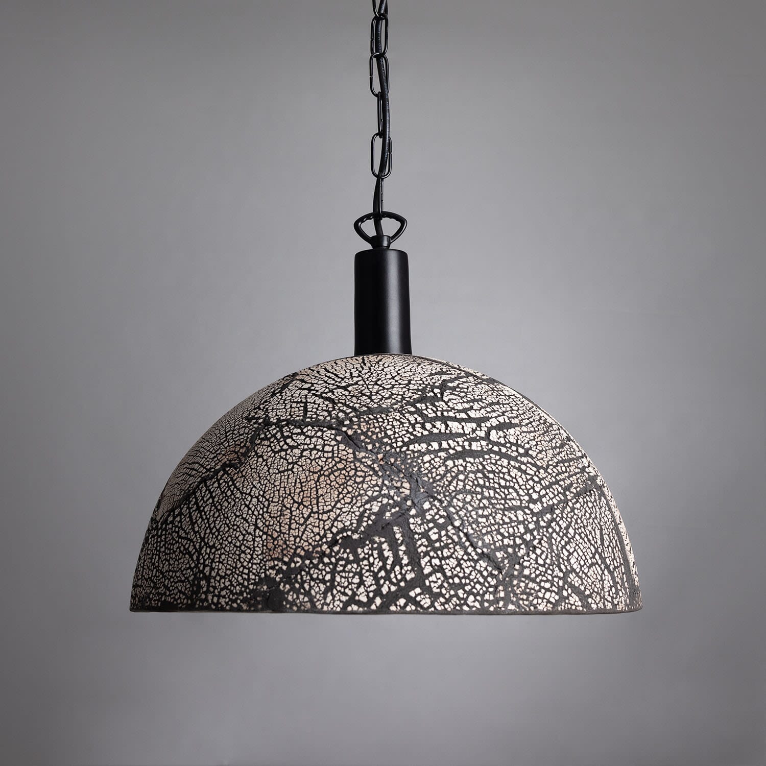 Lampada a sospensione a cupola in ceramica biologica con argilla nera Liora, 37cm | Lersk
