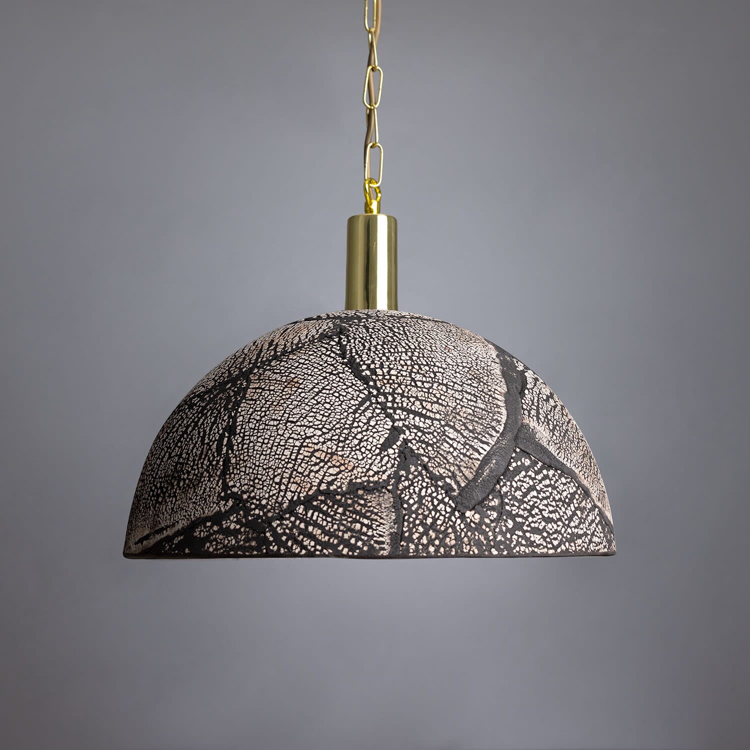 Lampada a sospensione a cupola in ceramica biologica con argilla nera Liora, 37cm | Lersk