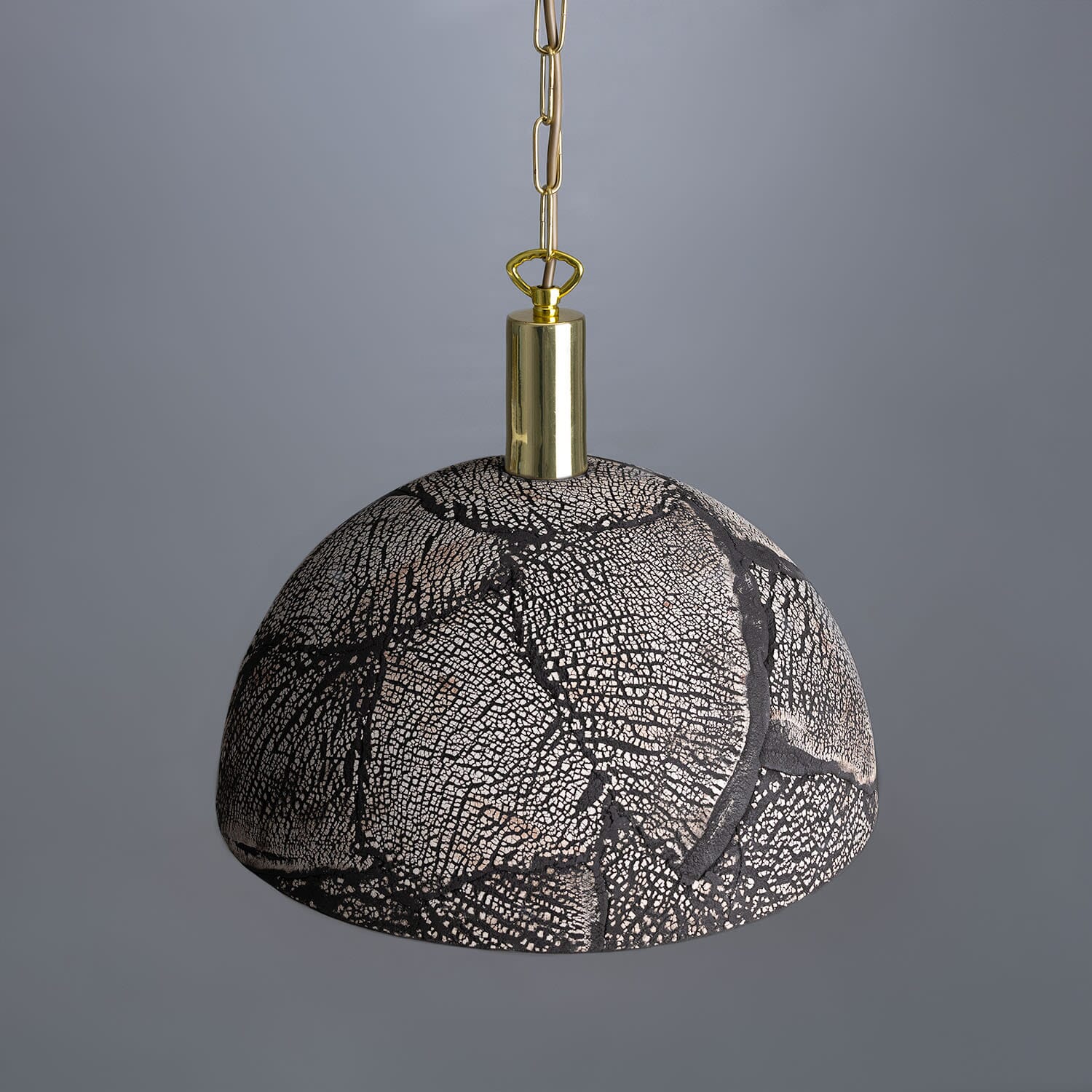 Lampada a sospensione a cupola in ceramica biologica con argilla nera Liora, 37cm | Lersk