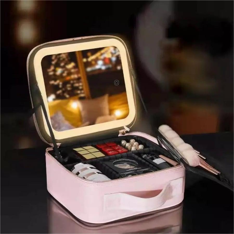 حقيبة مكياج GlamBolt LED متوهجة للسفر ولمسات التجميل اليومية في أي مكان | Lersk