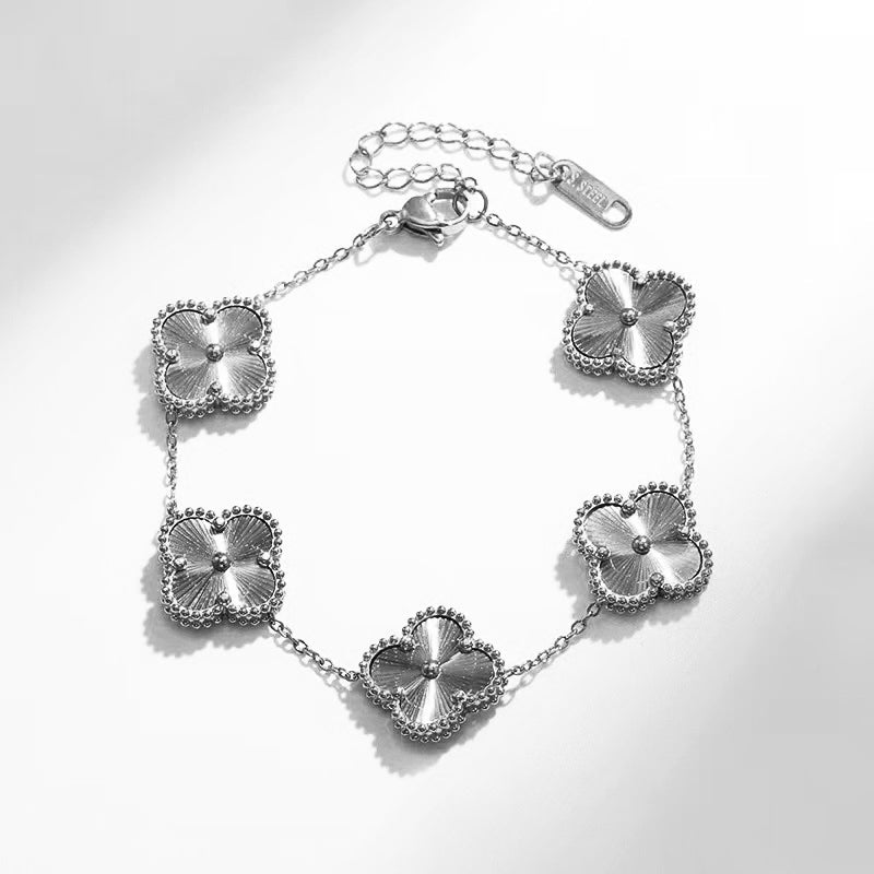 Pulseira Liora Clover com Quatro Charms Florais em Aço Inoxidável Banhado a Ouro 14K | Lersk
