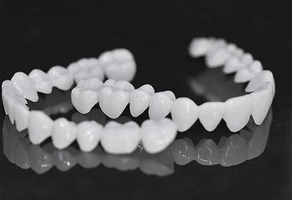 Smile Lens verstellbare weiße Zahnprothese zur direkten Korrektur des Lächelns von Smile Lens Smile Lens | Lersk