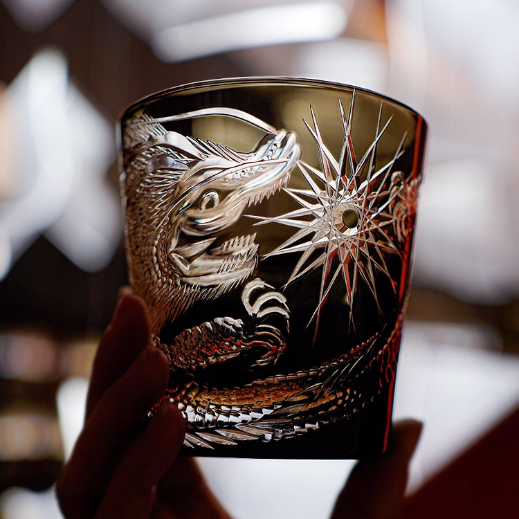 Takumi | Håndlavet Soaring Dragon Whiskyglas i Trææske | Lersk
