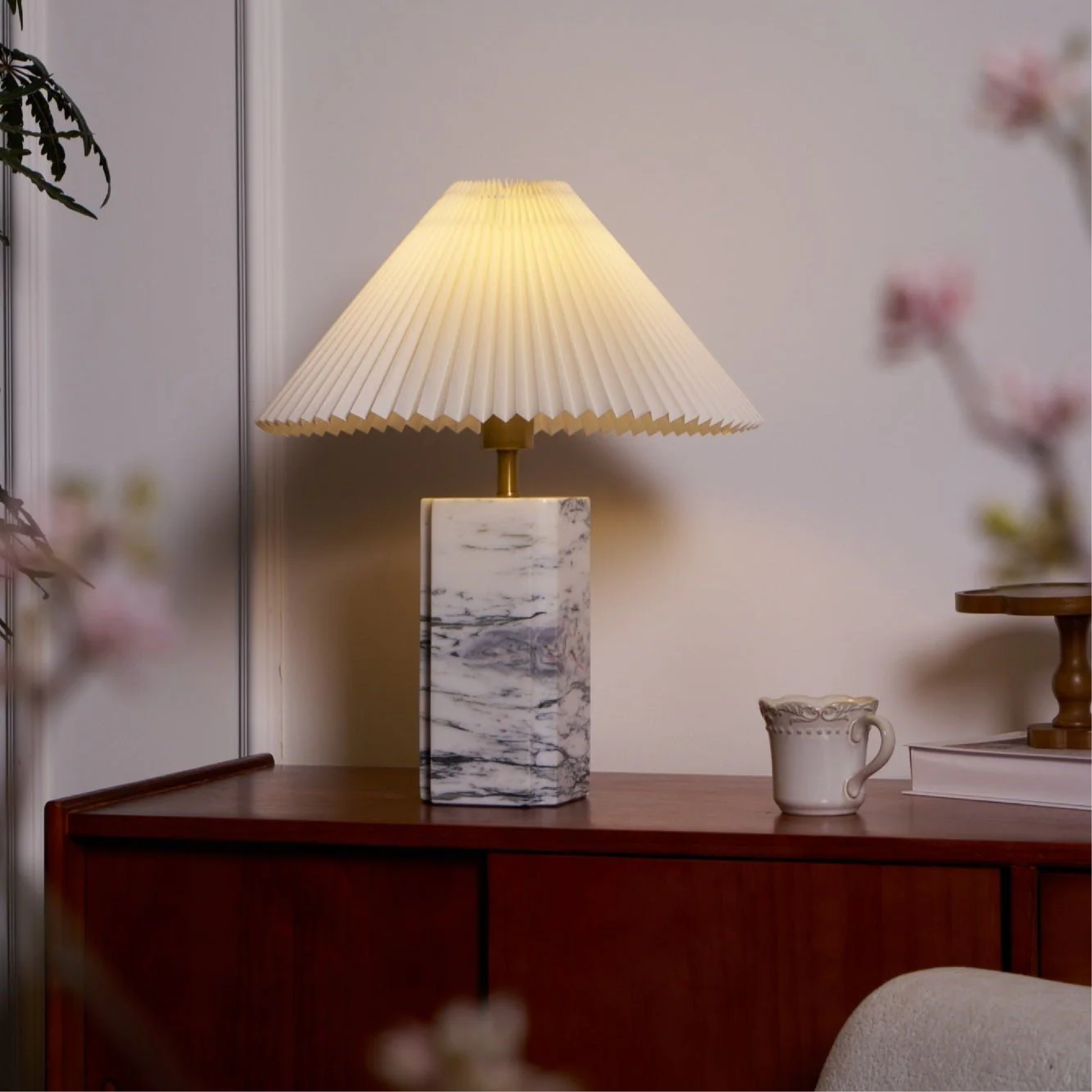 Luxuriöse Marmortischlampe für moderne minimalistische Wohnbeleuchtung | Lersk