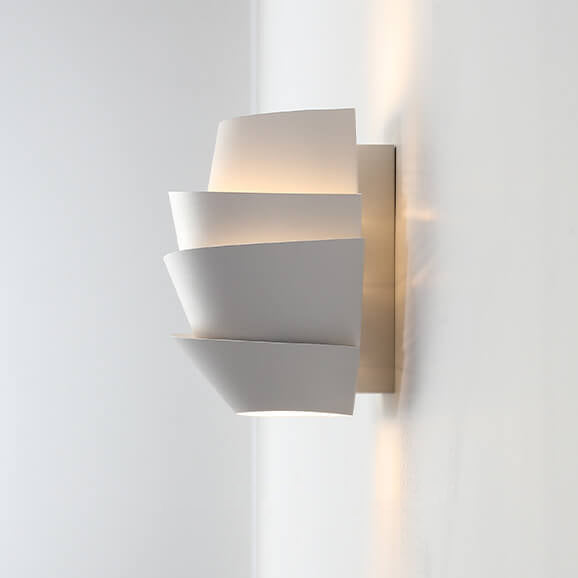 Lampada da parete scandinava Luminique con doppio punto luce per interni minimalisti | Lersk