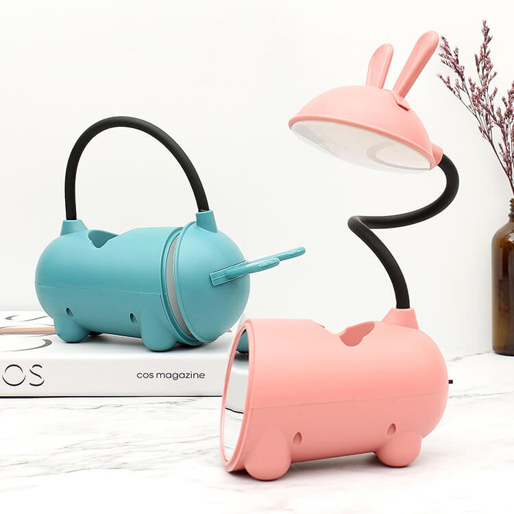 Candeeiro de Secretária LED com Suporte para Canetas USB e Toque Criativo de Coelho Cartoon para Decoração de Casa, Escritório e Quarto | Lersk