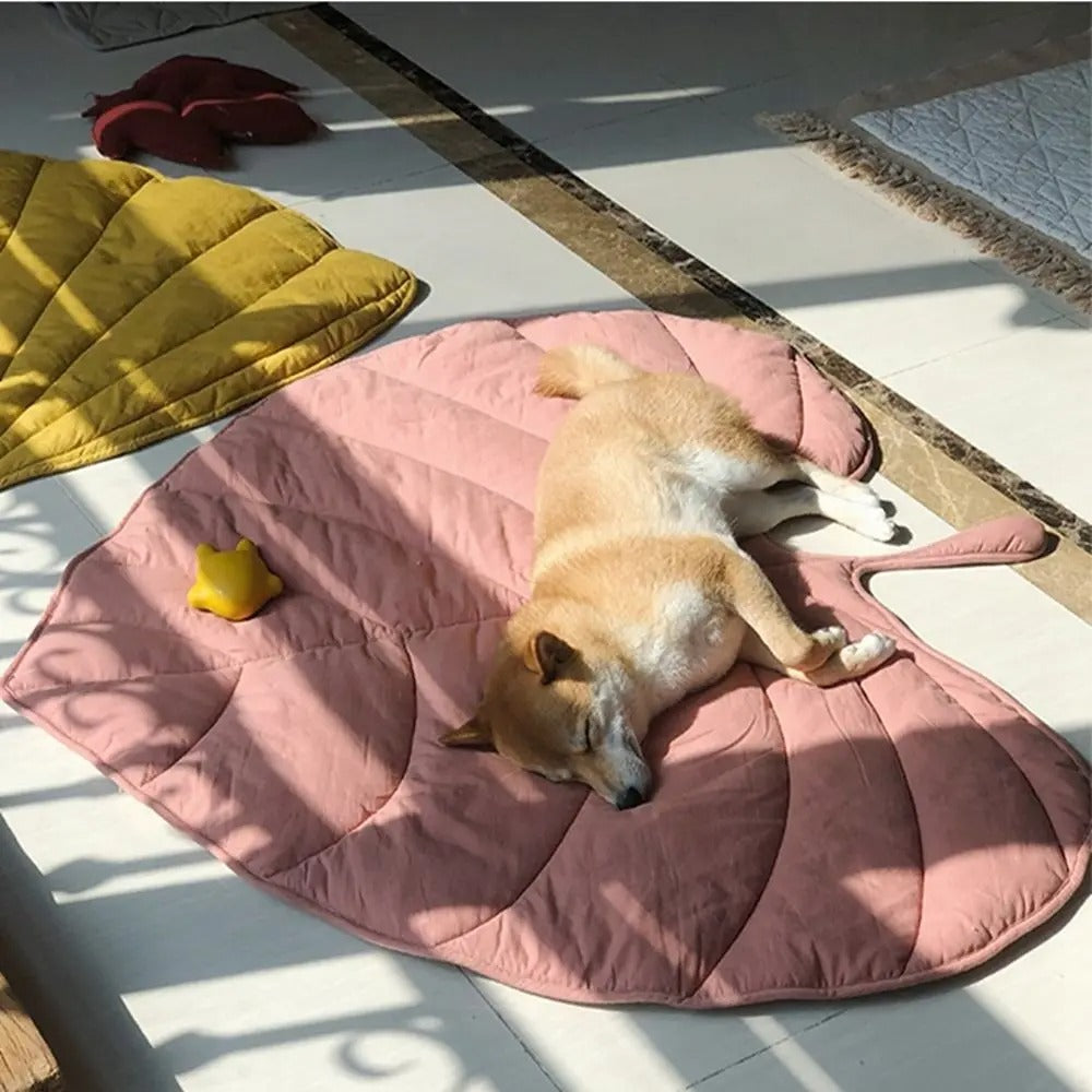 Breathable Cooling Dog Mat Keeps Pets Cool Leaf Shaped Washable | Lersk