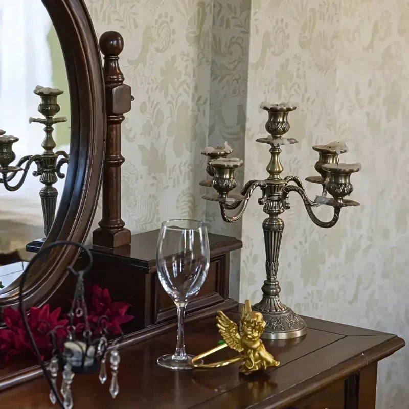 GildedNocturne Kerzenleuchter Eleganter Zeitloser Kerzenhalter für Klassische Wohnkultur und Kaminsimse | Lersk