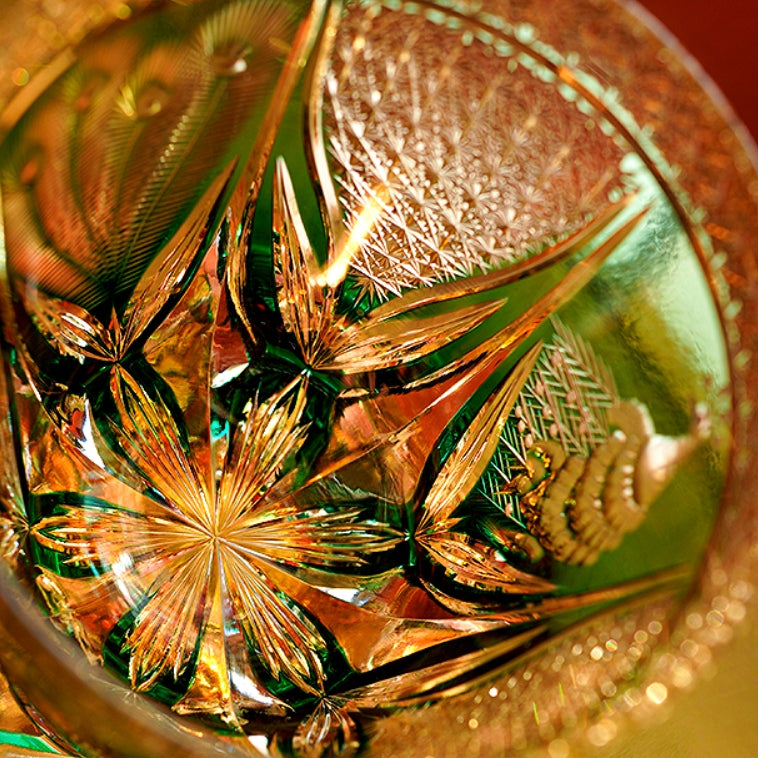 Kiyomi | Handgefertigtes Whiskyglas mit Smaragd und Pfauenmotiv sowie Holzkiste | Lersk
