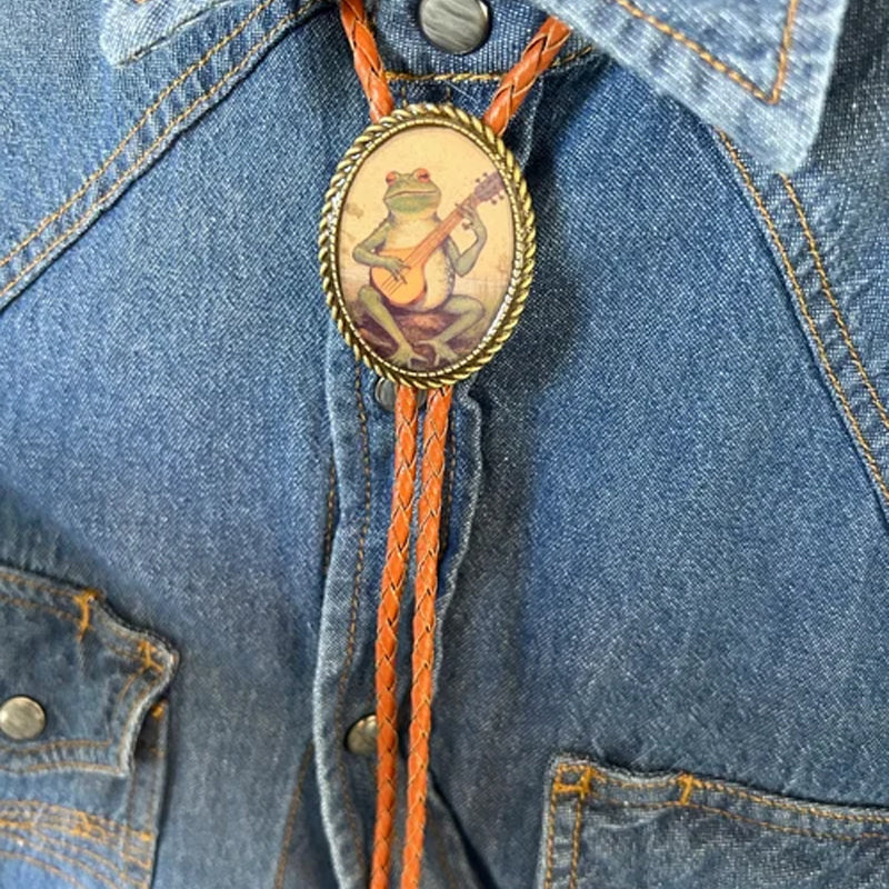 Banjo Frog Bolo kravata unisex design s žábou hrající na banjo, šperk pro muže i ženy | Lersk
