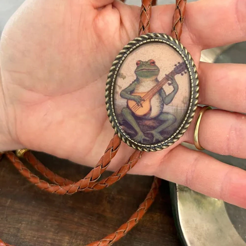 Banjo Frog Bolo kravata unisex design s žábou hrající na banjo, šperk pro muže i ženy | Lersk