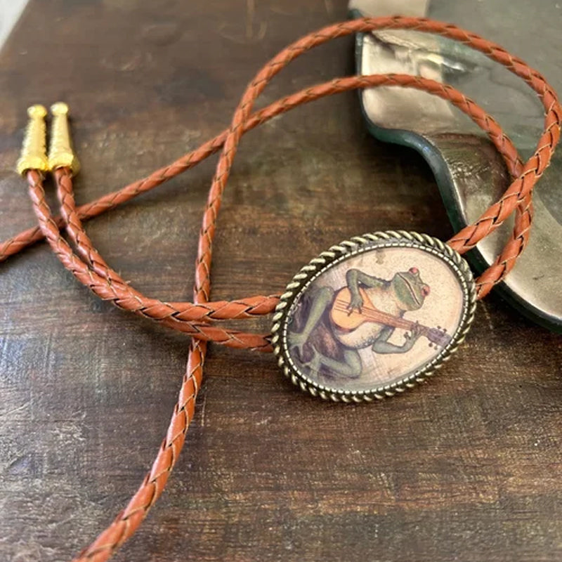 Banjo Frog Bolo kravata unisex design s žábou hrající na banjo, šperk pro muže i ženy | Lersk