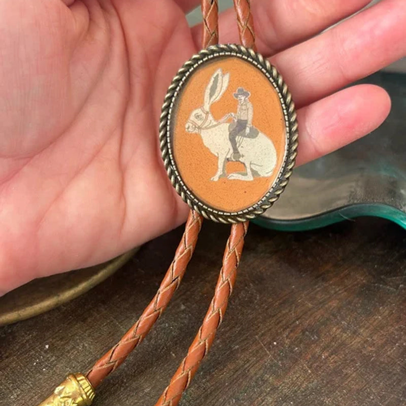 Banjo Frog Bolo kravata unisex design s žábou hrající na banjo, šperk pro muže i ženy | Lersk