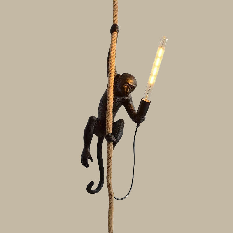 Závěsná lampa ve tvaru opice Jungle Buddy s jutovým lanem | Lersk