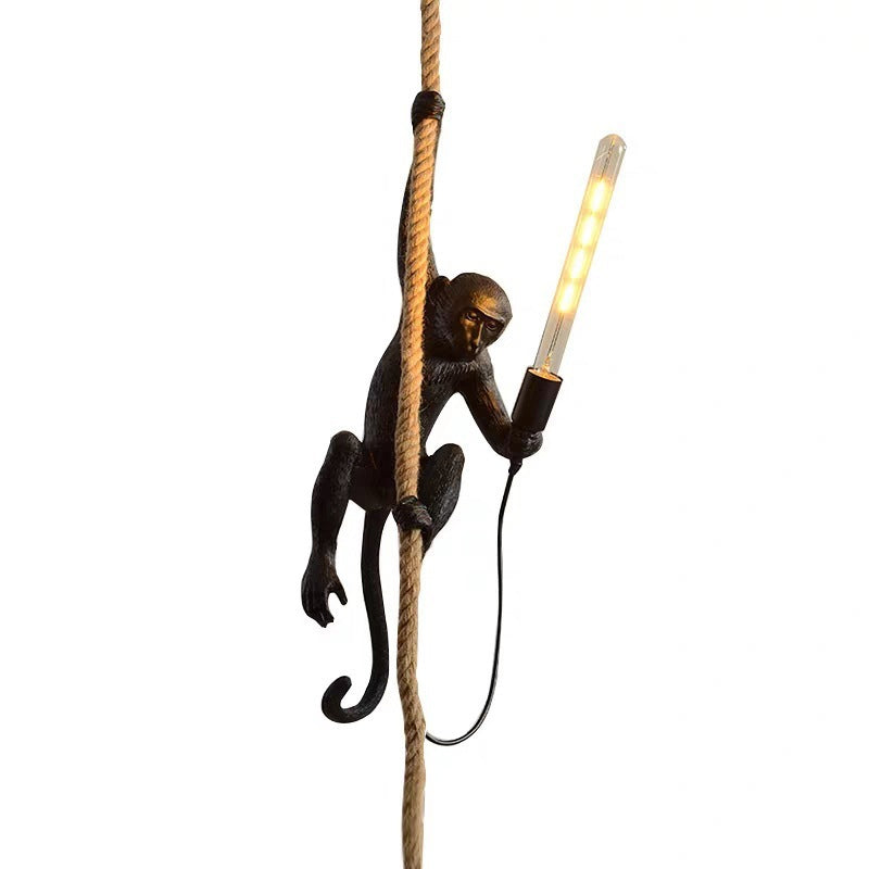 Závěsná lampa ve tvaru opice Jungle Buddy s jutovým lanem | Lersk