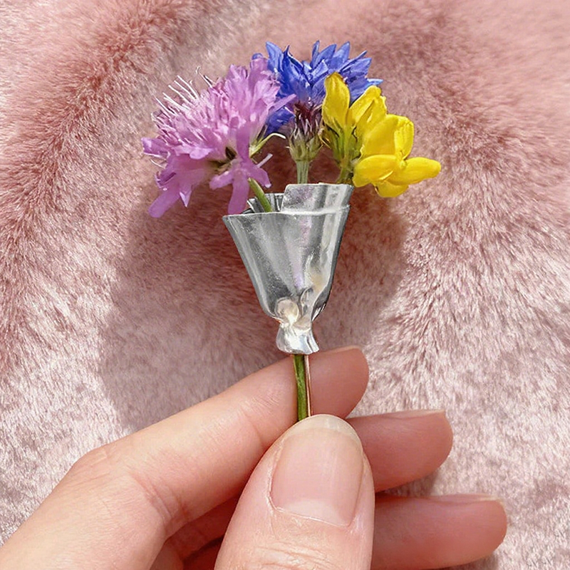 Blumenbrosche für Mantel, Pullover oder Kleid – florales Schmuckaccessoire, das dezenten Glamour verleiht | Lersk