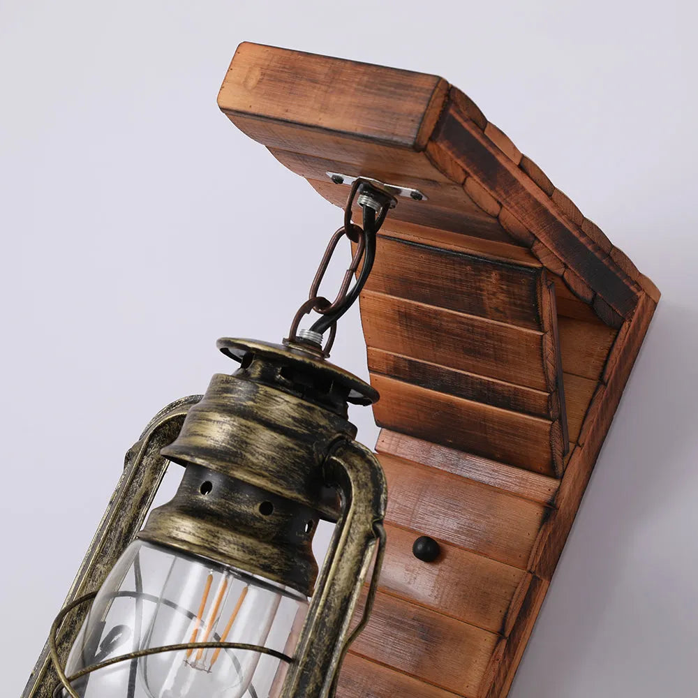 Kestrel Lantern Vintage dřevěná nástěnná lampa do obývacího pokoje | Lersk