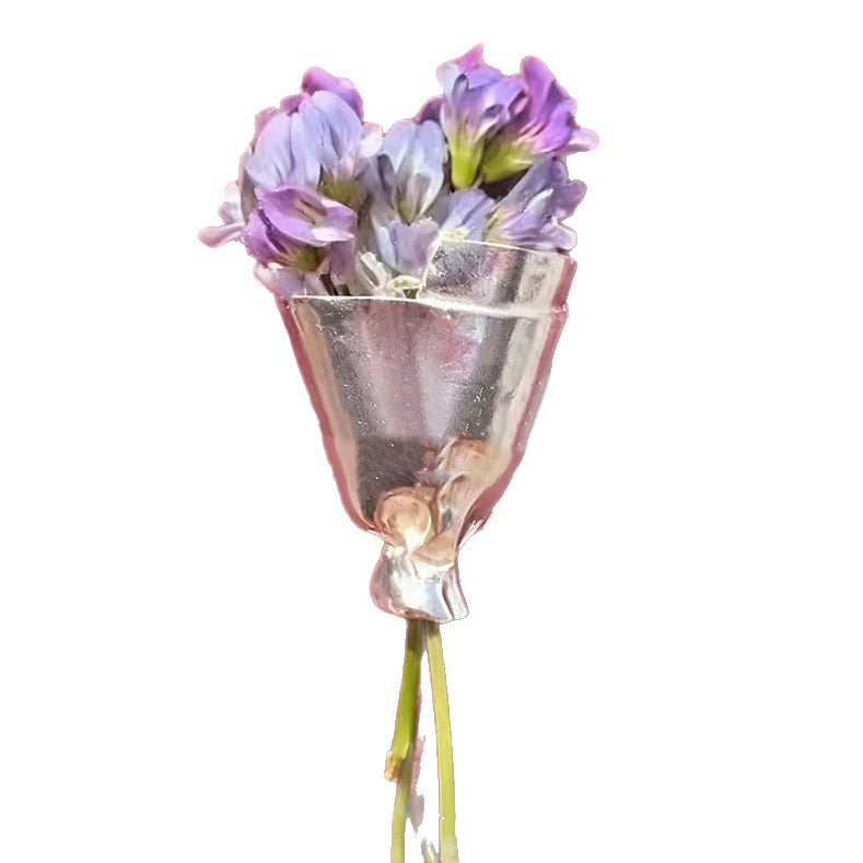 Blumenbrosche für Mantel, Pullover oder Kleid – florales Schmuckaccessoire, das dezenten Glamour verleiht | Lersk