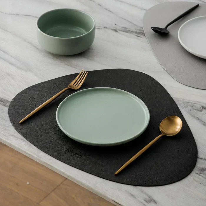 Minimalistická sada příborů pro moderní stolování s elegantními čistými liniemi | Lersk