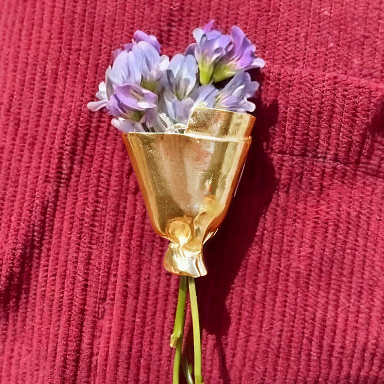 Blumenbrosche für Mantel, Pullover oder Kleid – florales Schmuckaccessoire, das dezenten Glamour verleiht | Lersk
