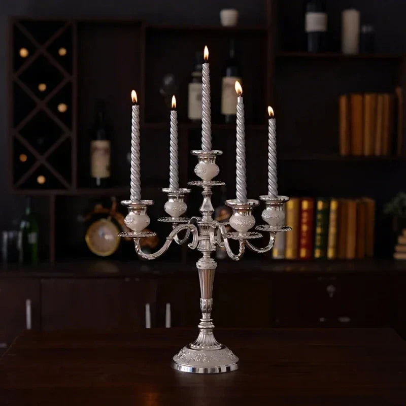 GildedNocturne Kerzenleuchter Eleganter Zeitloser Kerzenhalter für Klassische Wohnkultur und Kaminsimse | Lersk