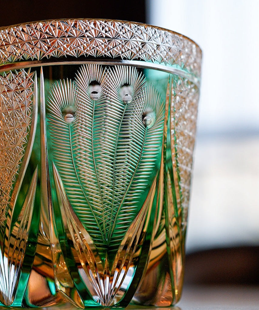 Kiyomi | Handgefertigtes Whiskyglas mit Smaragd und Pfauenmotiv sowie Holzkiste | Lersk