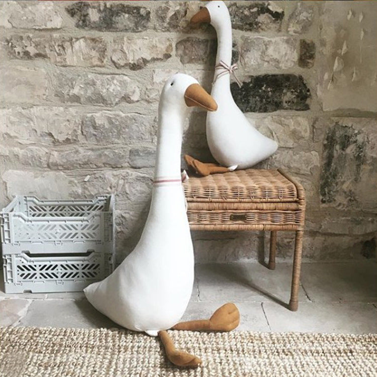 Hanhipehmolelutyyny lastenhuoneen sisustukseen ja mukavaan nokoshetkeen pehmeällä ja suloisella pinnalla | Lersk