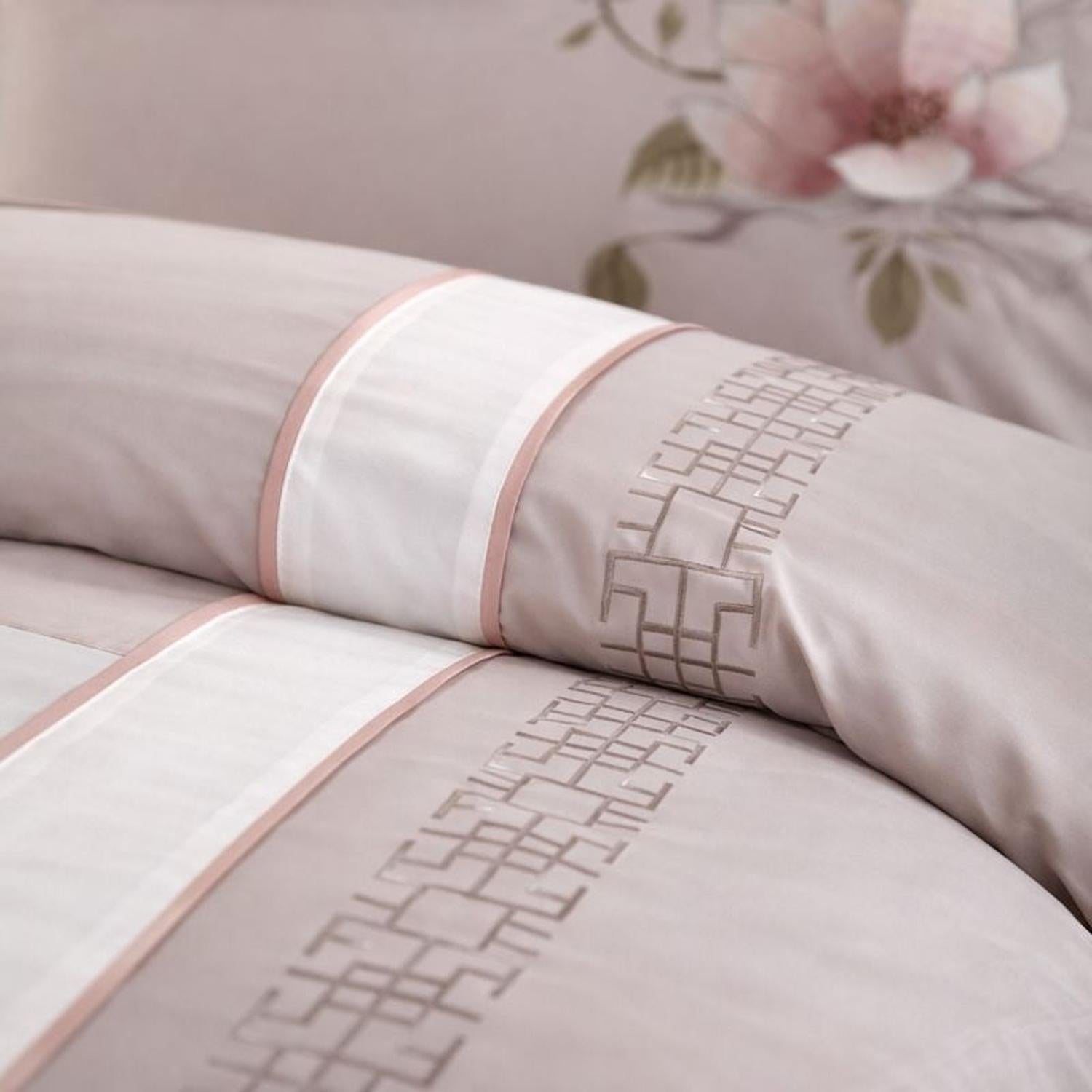 Set de lenjerie de pat Aurelia cu design elegant brodat | Lersk
