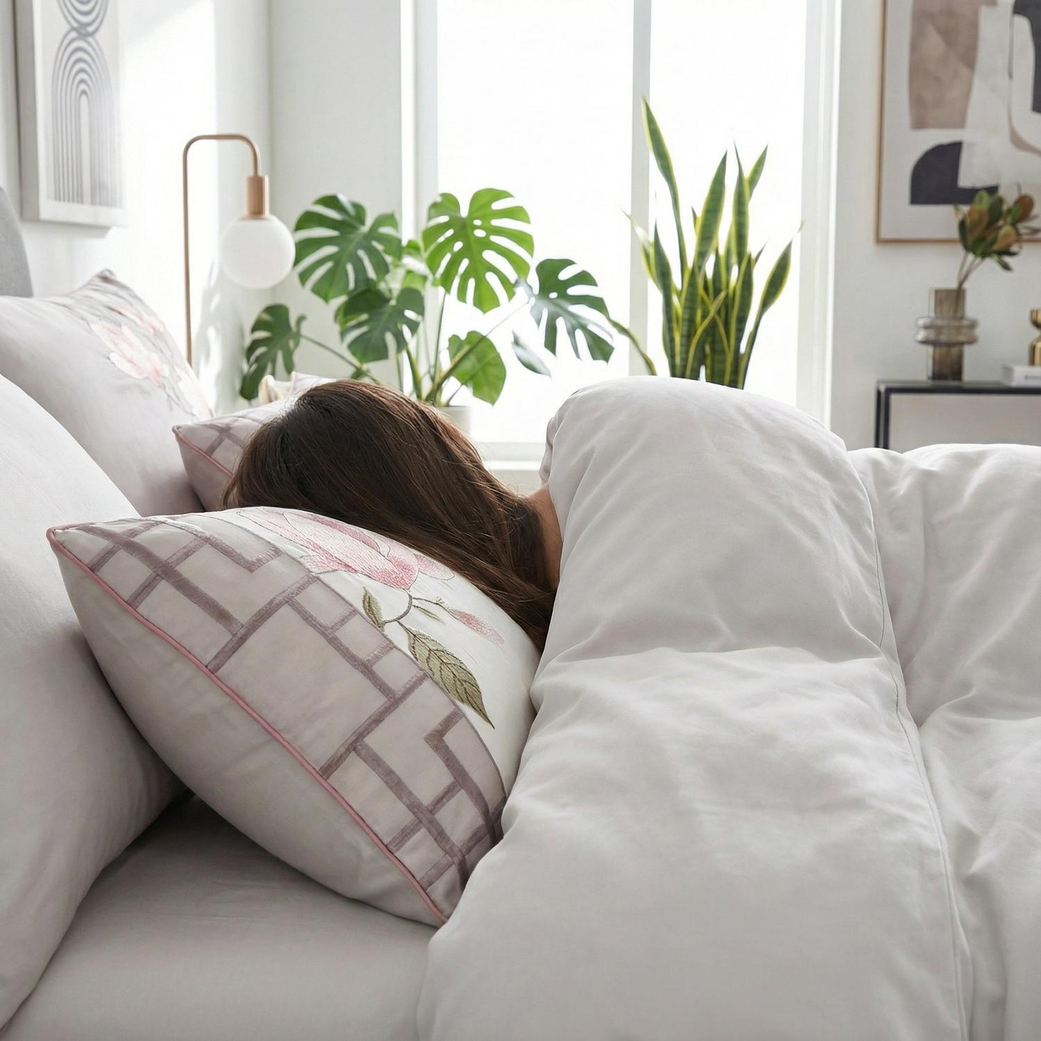 Set de lenjerie de pat Aurelia cu design elegant brodat | Lersk