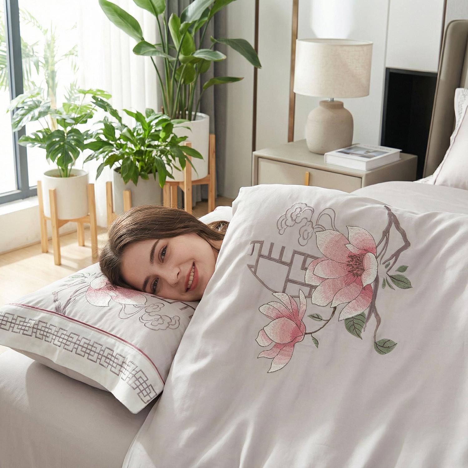 Set de lenjerie de pat Aurelia cu design elegant brodat | Lersk