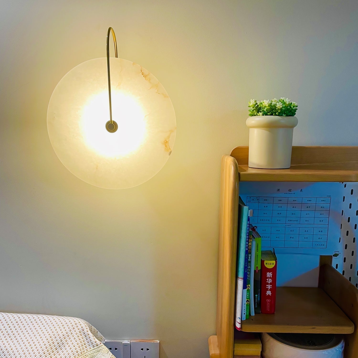 Alabastrové LED nástěnné světlo Disc s ambientním světlem pro obývací pokoje | Lersk