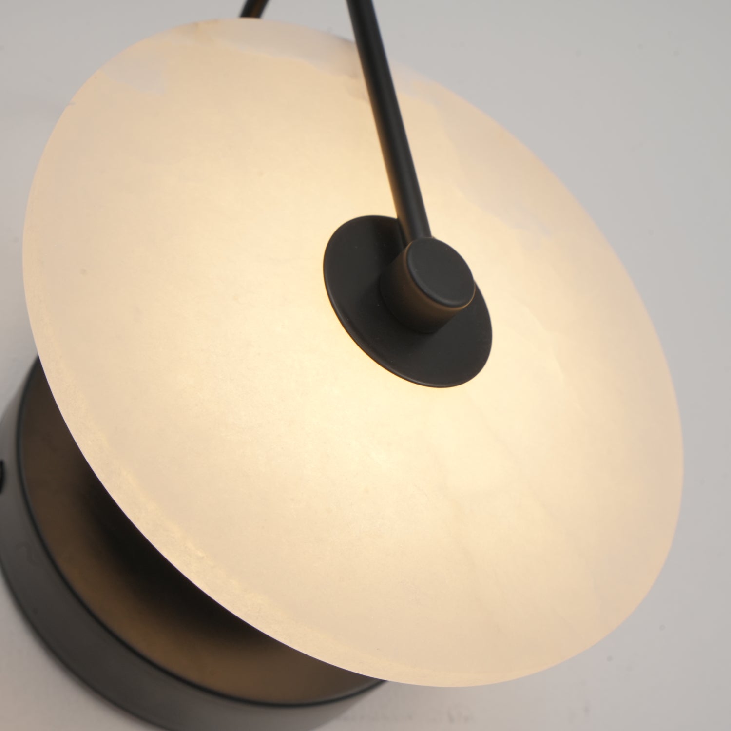 Alabastrové LED nástěnné světlo Disc s ambientním světlem pro obývací pokoje | Lersk