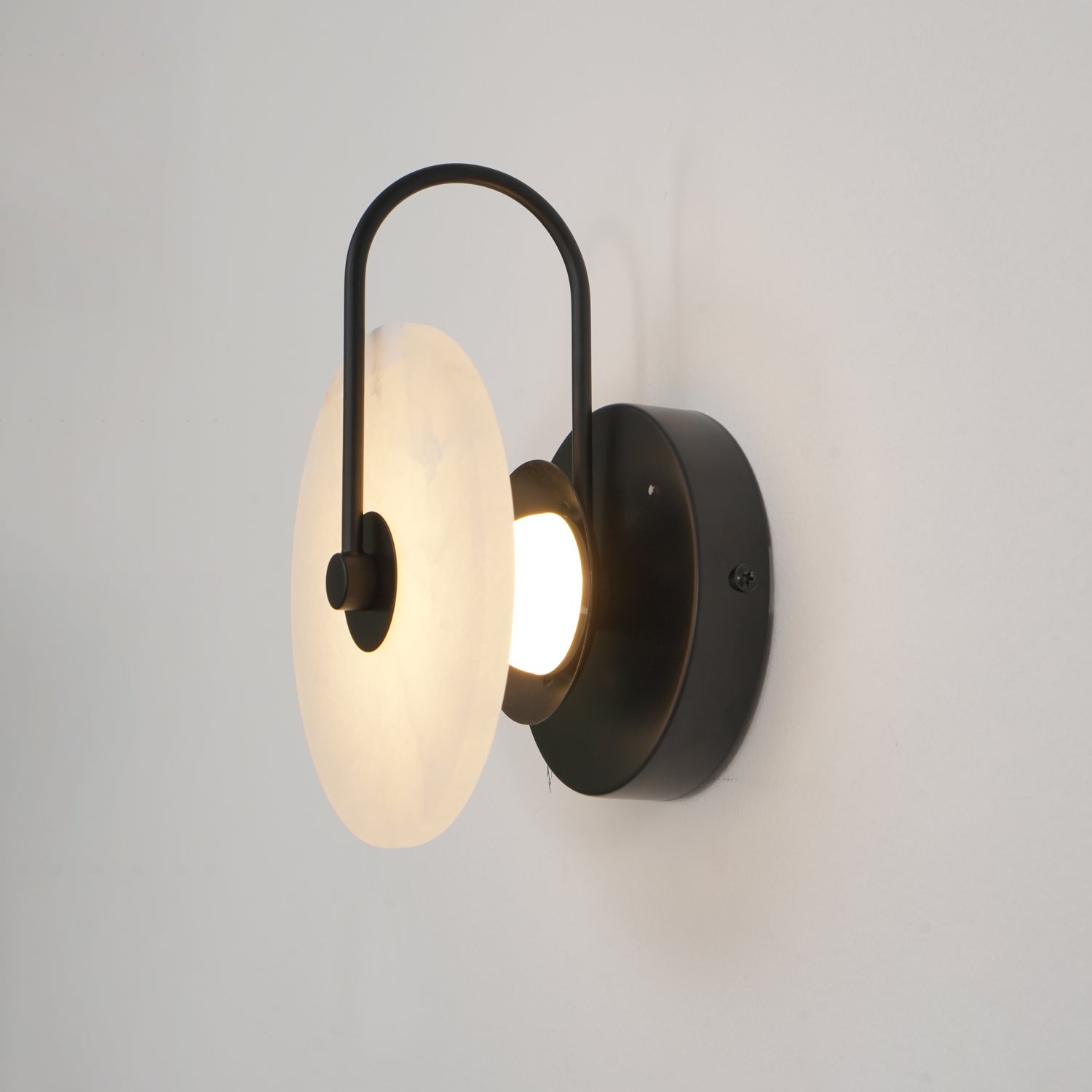 Alabastrové LED nástěnné světlo Disc s ambientním světlem pro obývací pokoje | Lersk