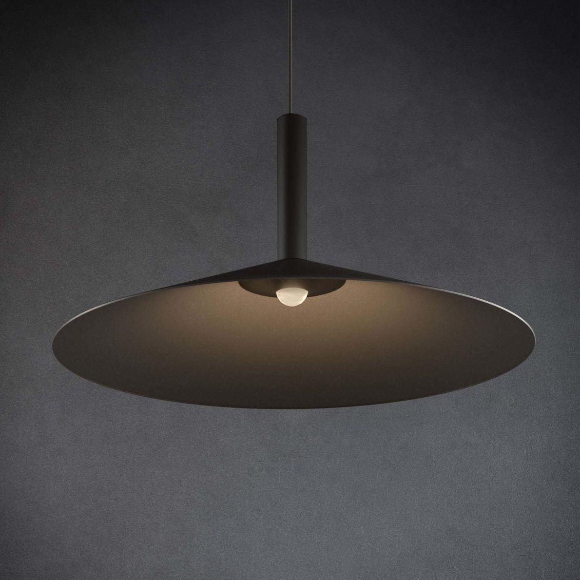 Lampada a sospensione Quanta Cone con luce soffusa per spazi moderni | Lersk