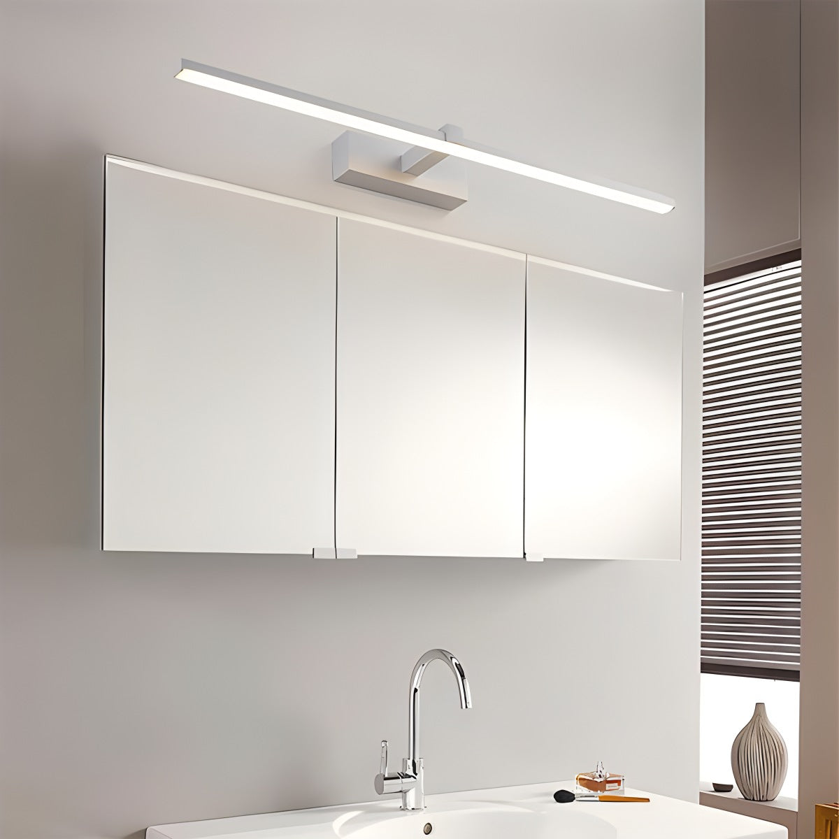 Aplique de pared lineal para baño con espejo | Lersk