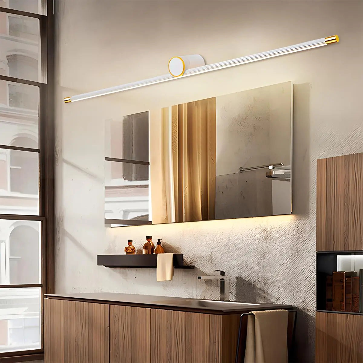 Espejo de baño con lámpara de pared y cómoda con columna romana | Lersk