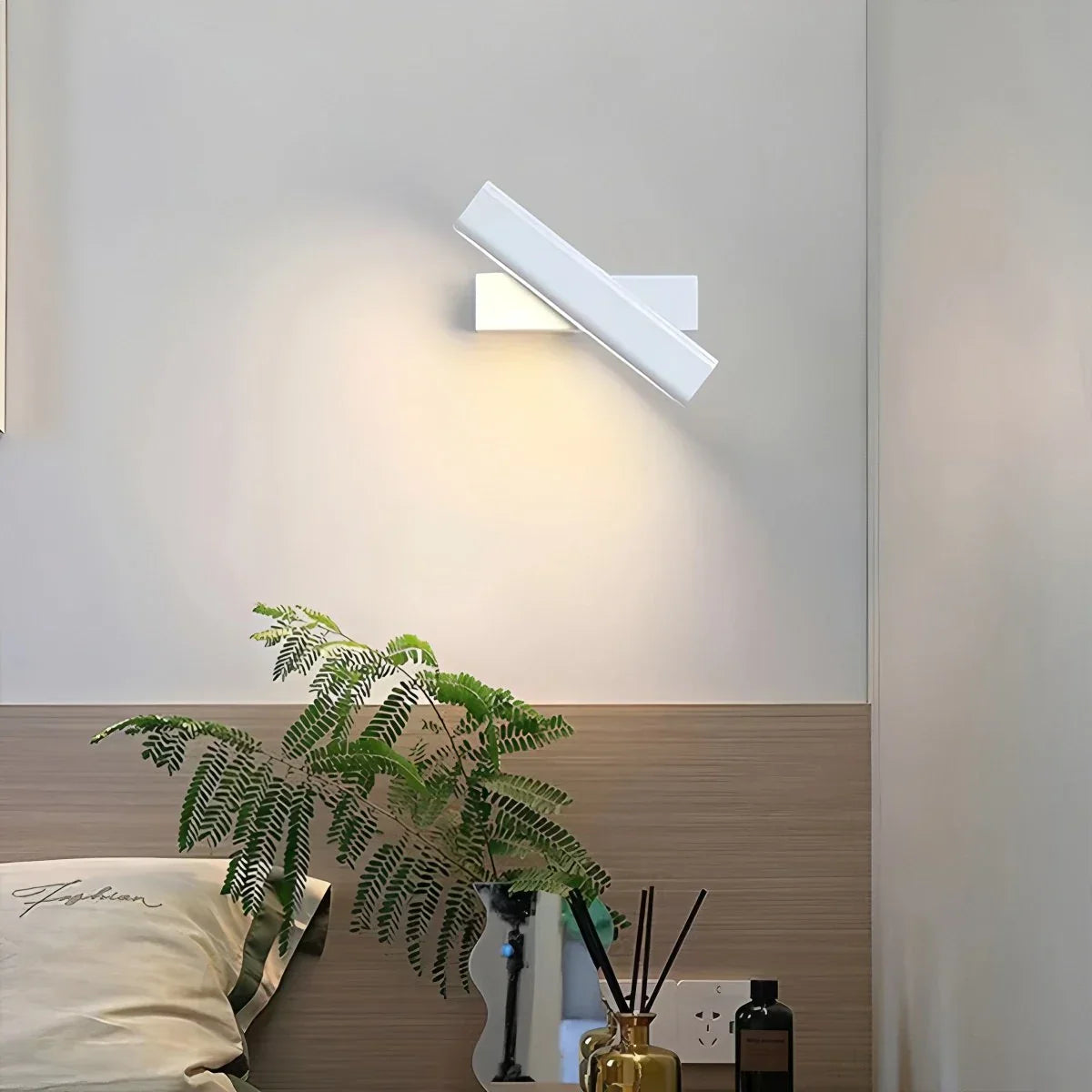 Nastavitelná nástěnná lampa s tyčí do ložnice | Lersk