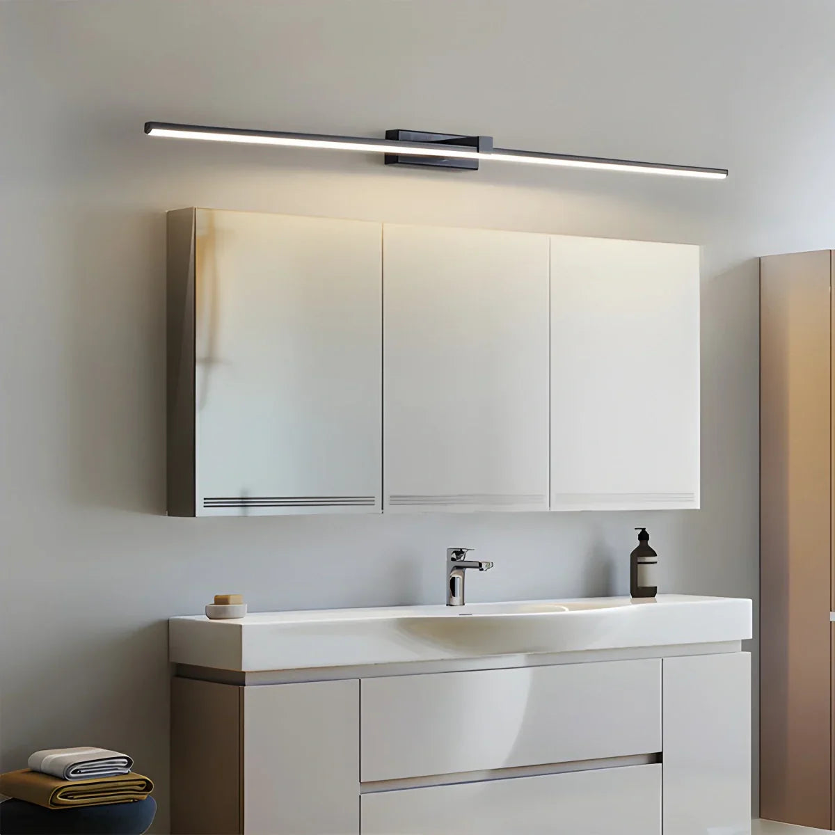 Aplique de pared lineal para baño con espejo | Lersk